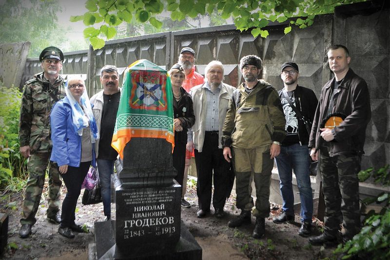 Уссурийцы на могиле Н.И. Гродекова. Смоленское кладбище, Санкт-Петербург